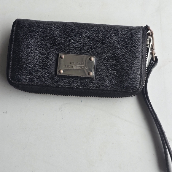 Michael Kors Wallet Womens Black  Gold Zip Around Logo Good Condition - Picture 7 of 10